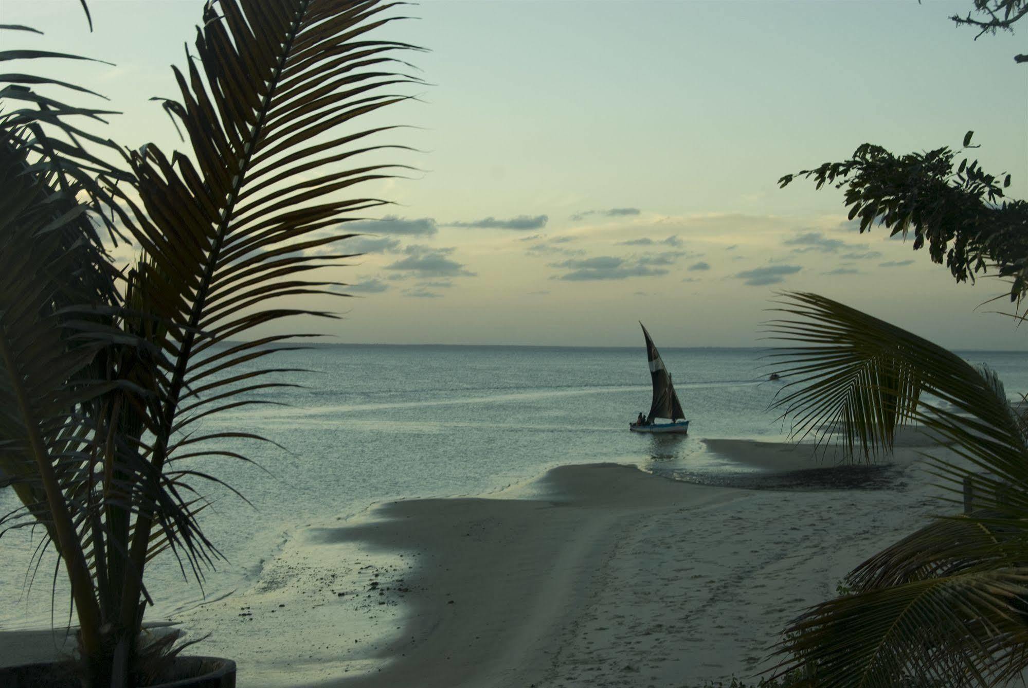 Dugong Beach Lodge Виланкулос Екстериор снимка