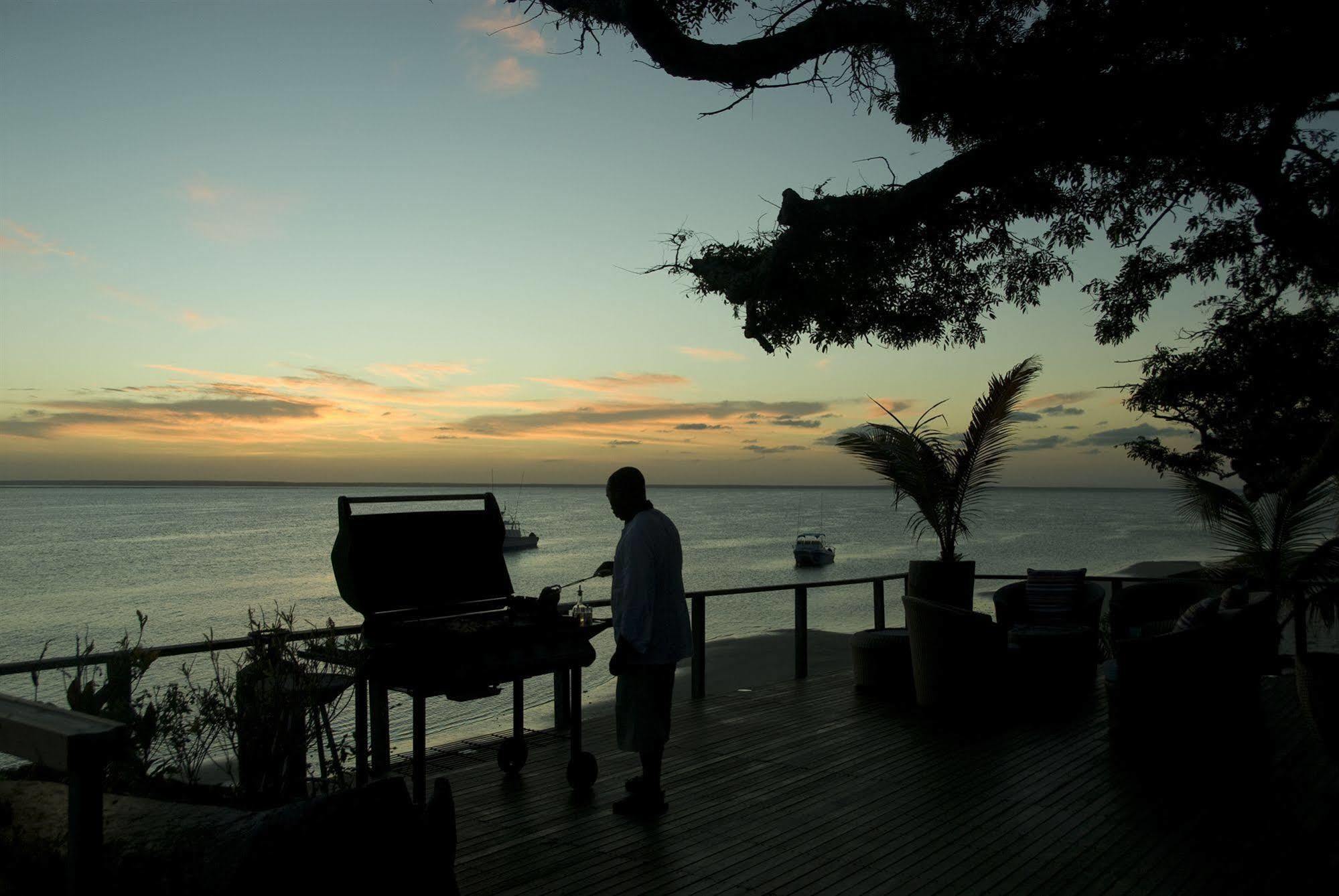 Dugong Beach Lodge Виланкулос Екстериор снимка